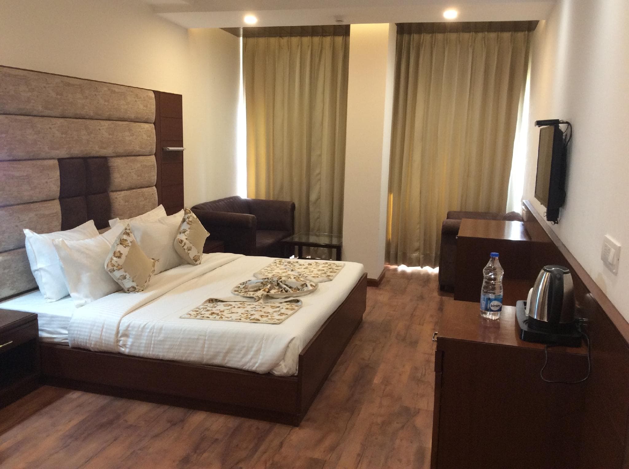hotel the saffron photo 2