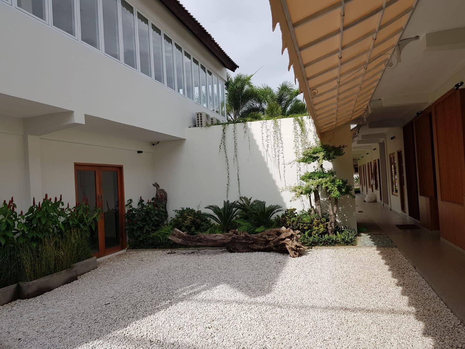 Roots Hotel Senggigi photo 3
