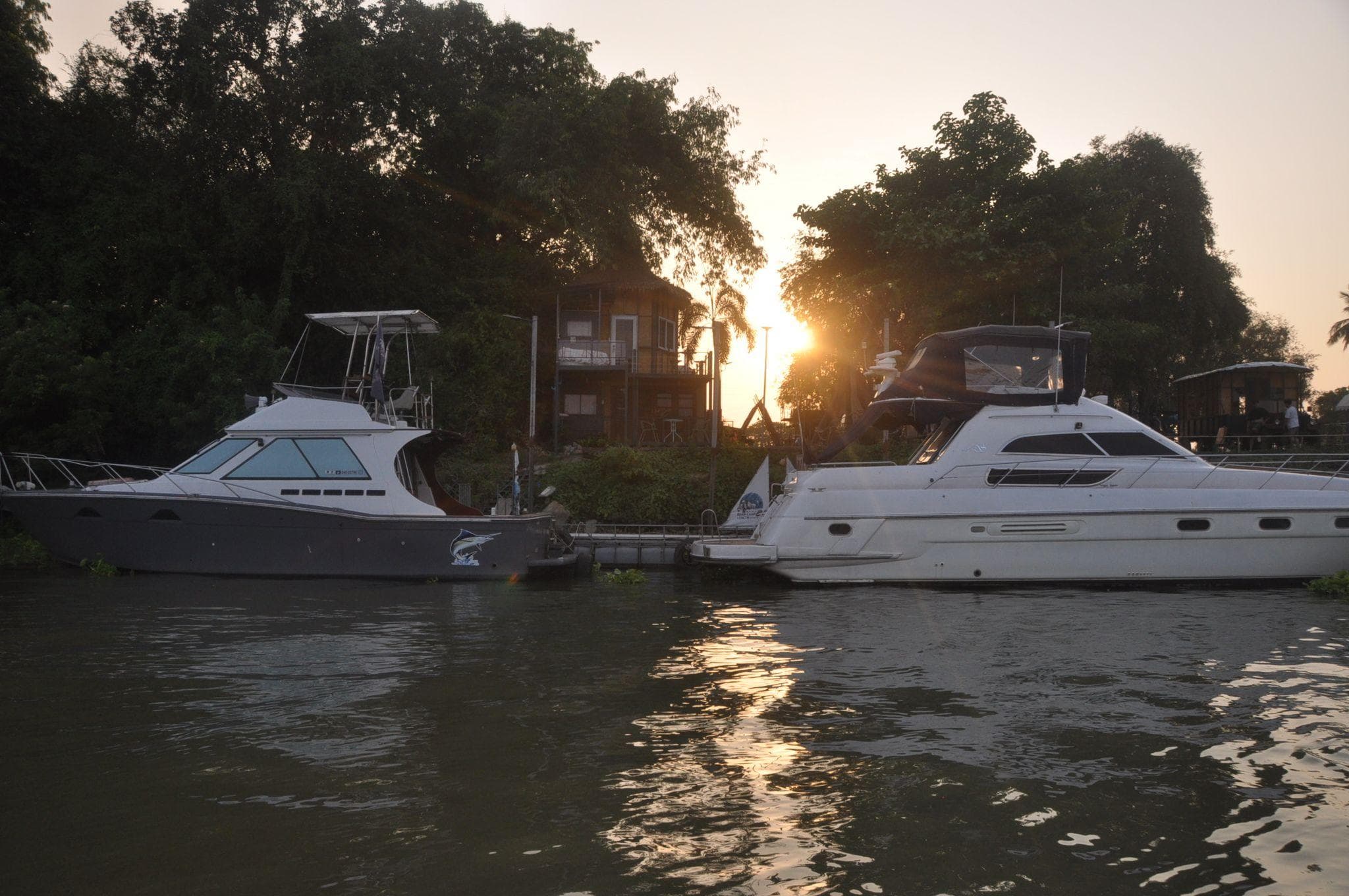 Ayutthaya rive camp and yacht charter