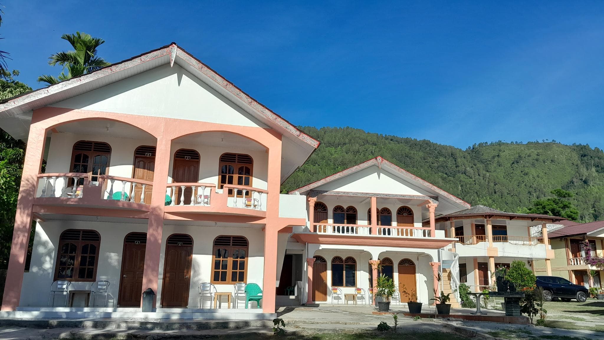 Barbara Hotel, right at Lake Toba photo 5