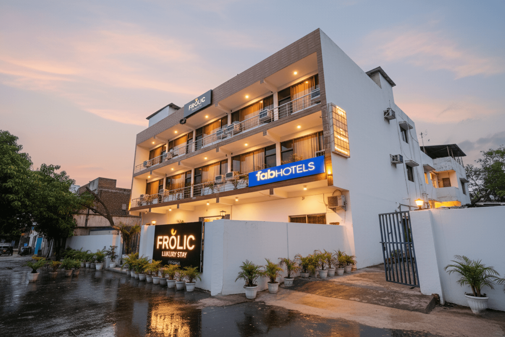 FabHotel Frolic Luxury Stay - Near Sector 52 Noida Metro Station