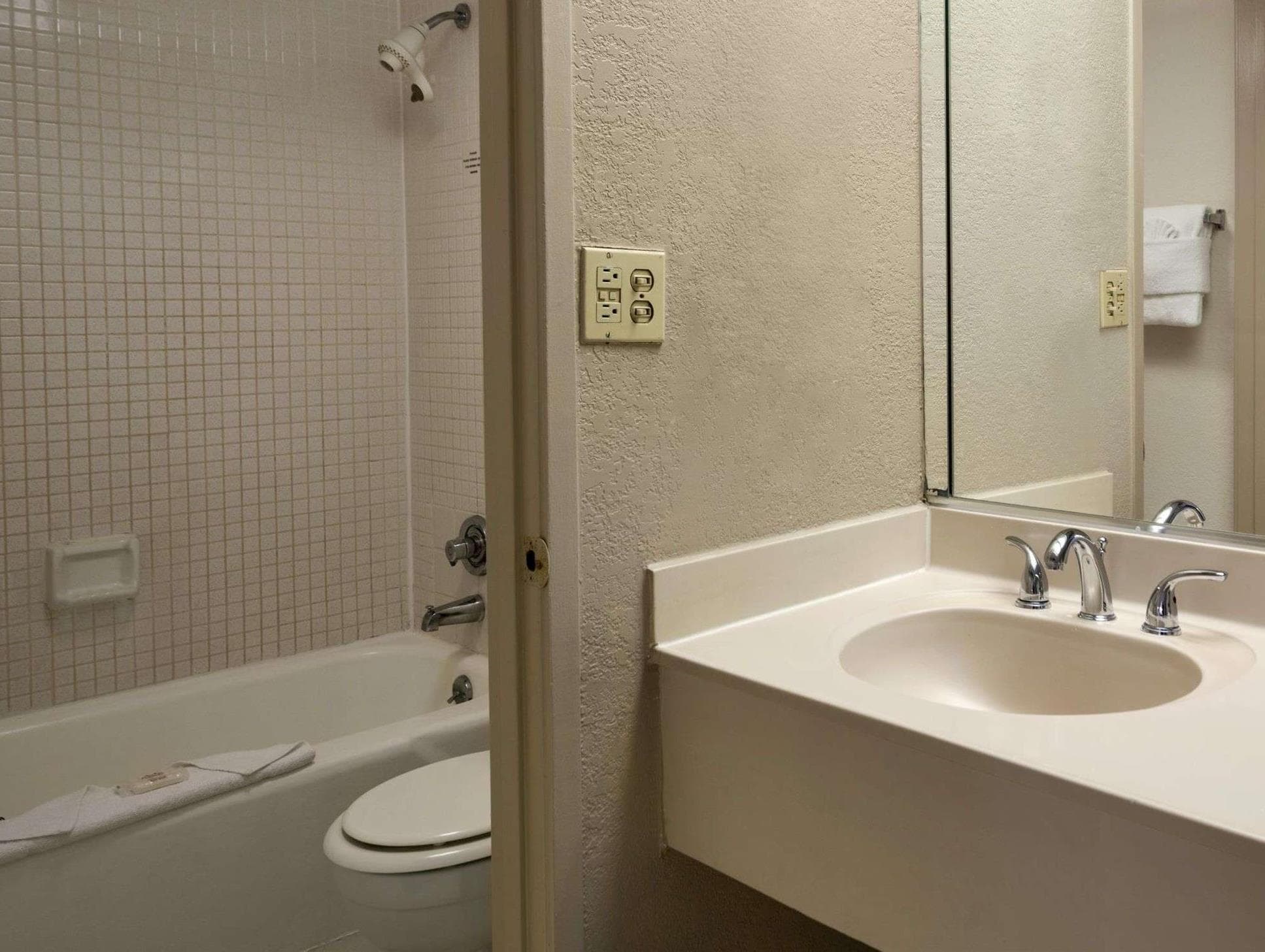 Ramada by Wyndham Kissimmee Gateway photo 3