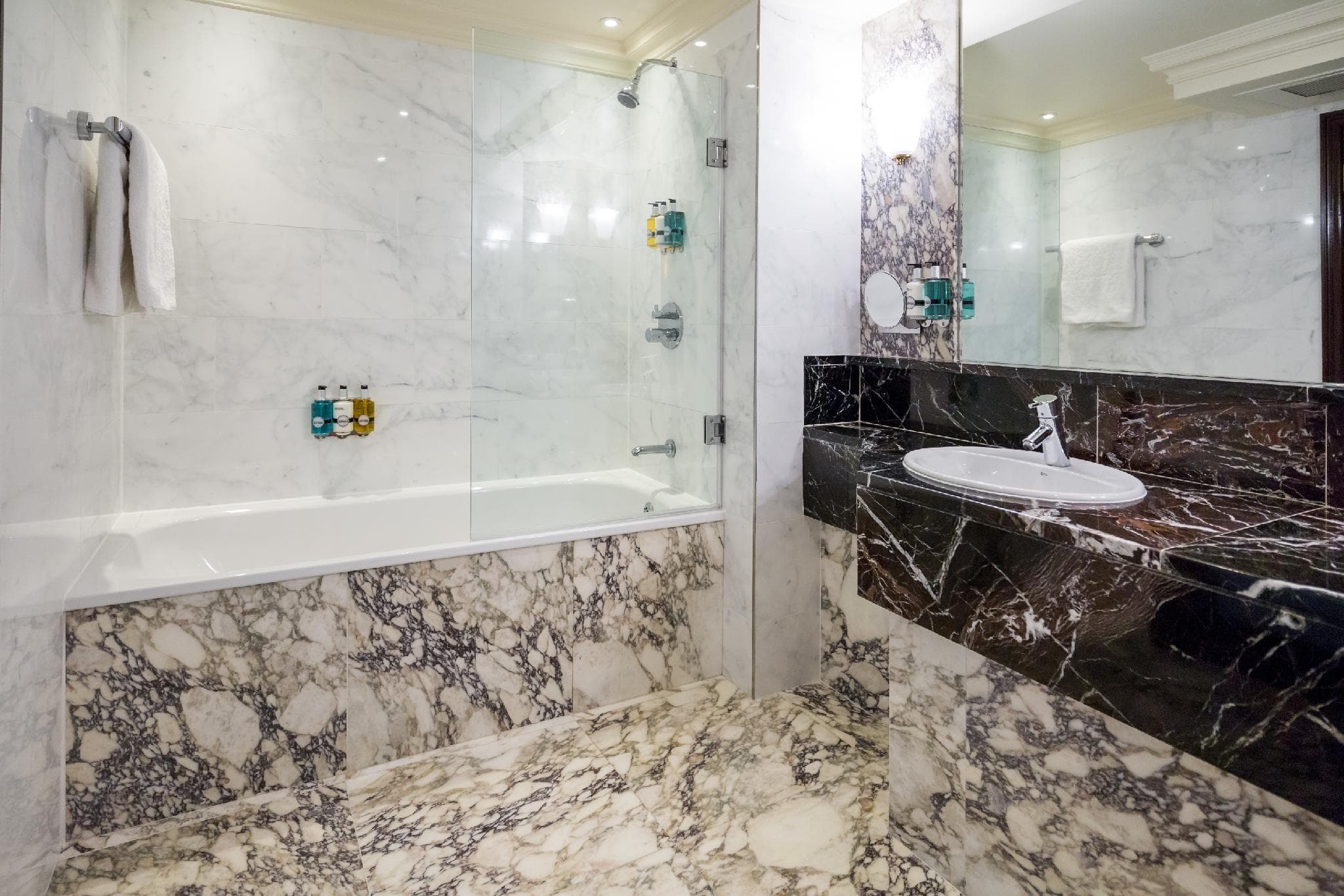 Radisson Blu Hotel, London Heathrow photo 2