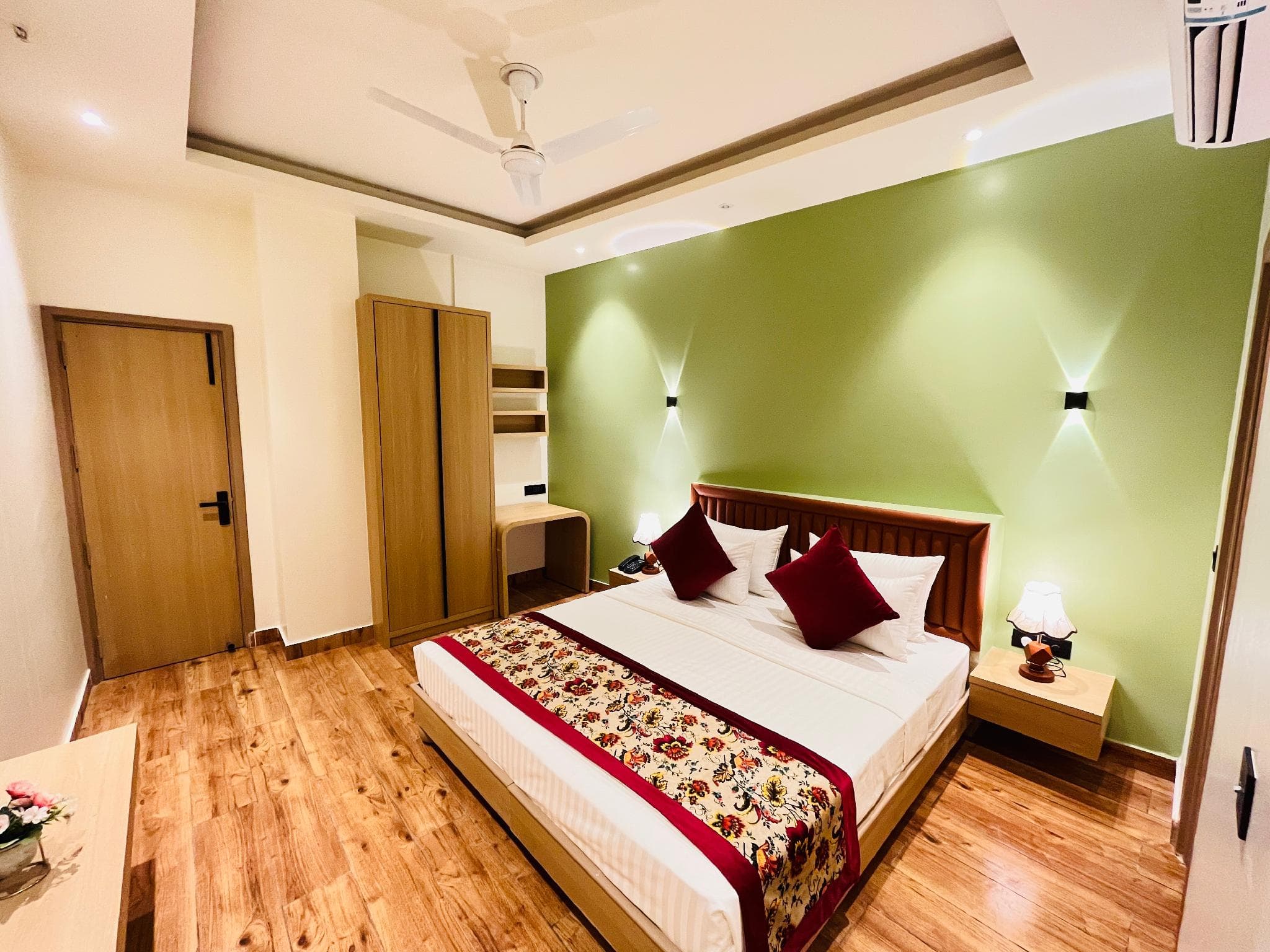 Hotel IP Swarn Near Anand Vihar Vaishali Ghaziabad photo 2