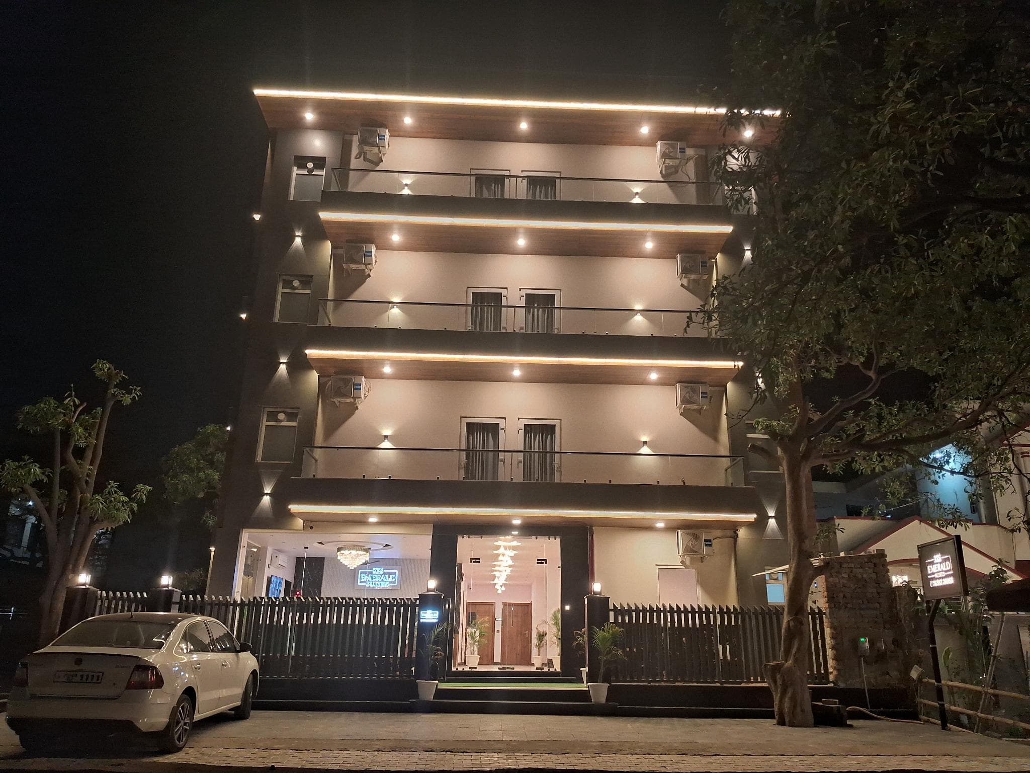 EMERALD SUITES