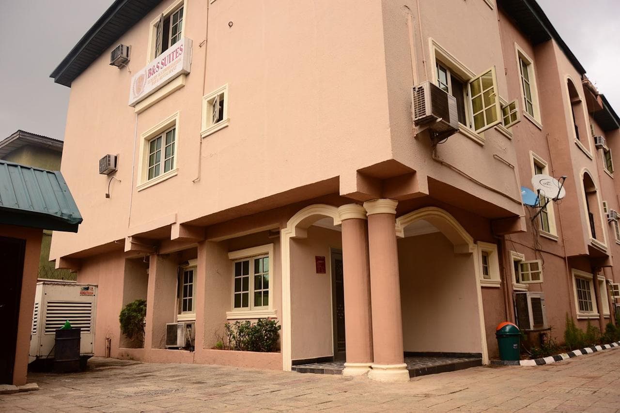 B & S Hotel