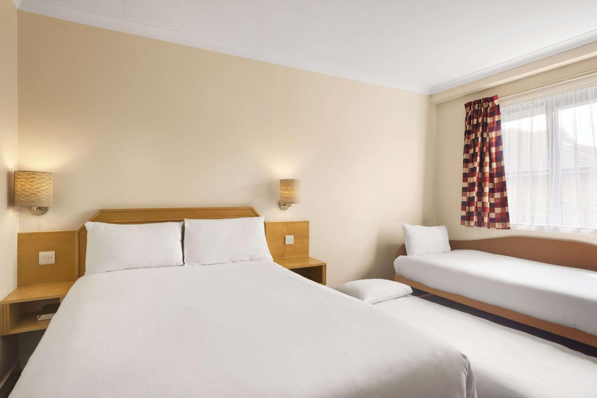Days Inn by Wyndham Hamilton photo 2