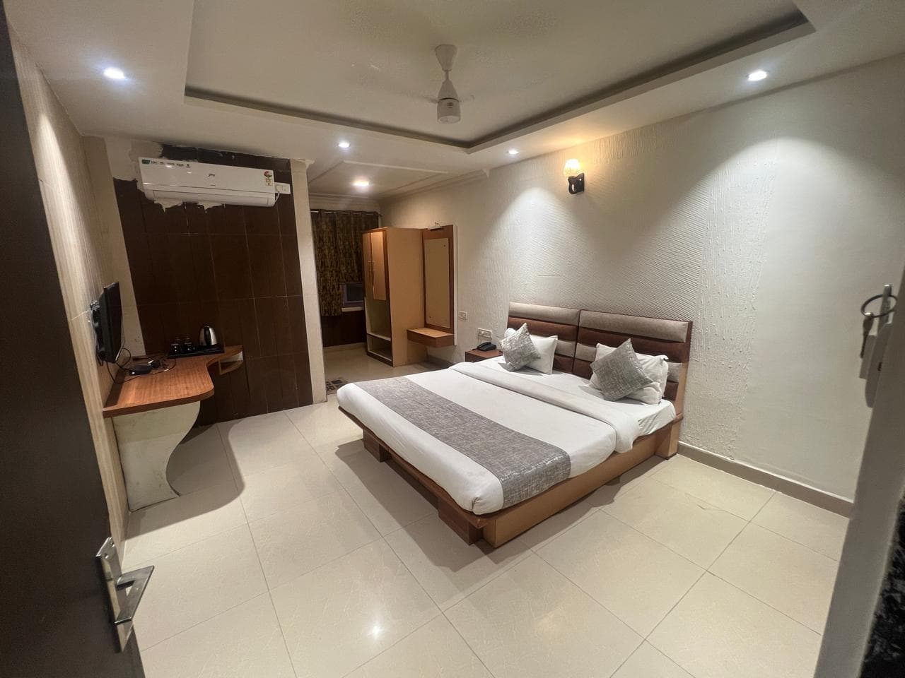 HOTEL GOLDEN LEAF