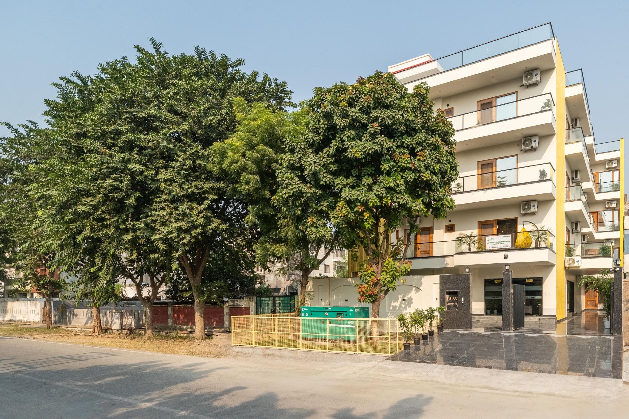 Lime Tree Hotel & One BHK Serviced Apartment Noida Grand Central Next to Sector 51 metro photo 3