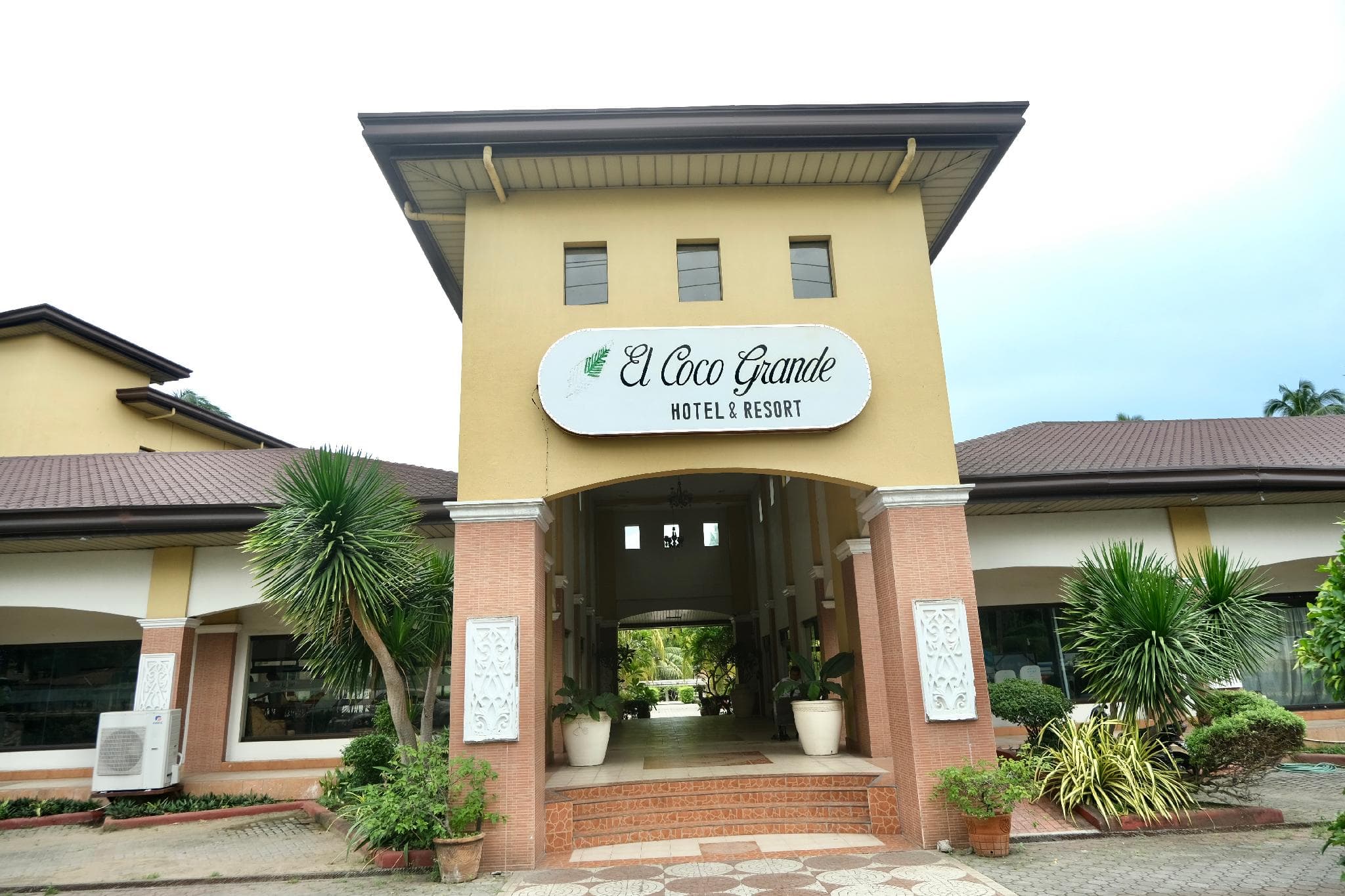 El Coco Grande Hotel and Resort