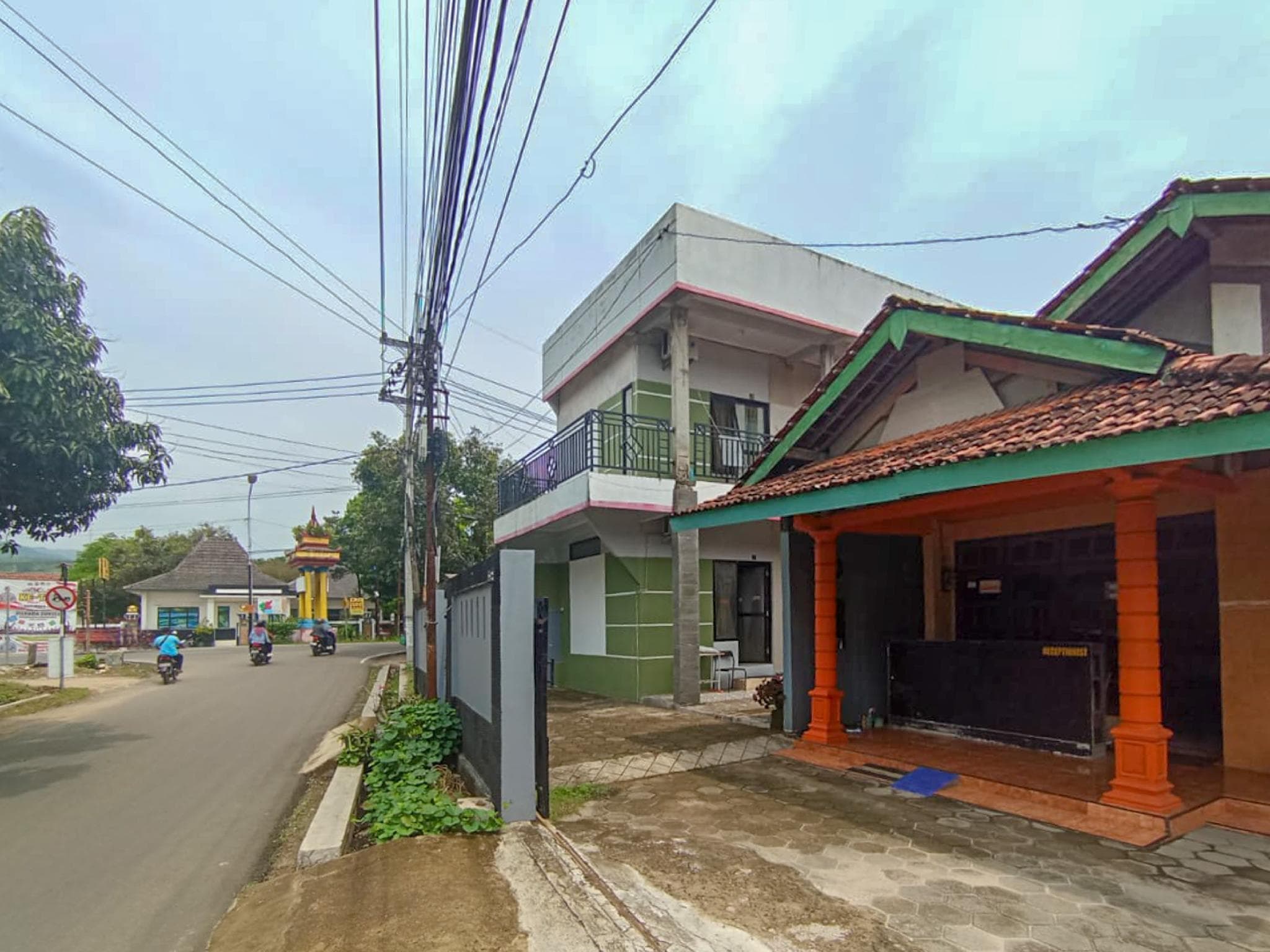 RedDoorz @Penginapan Hello Pacitan photo 4