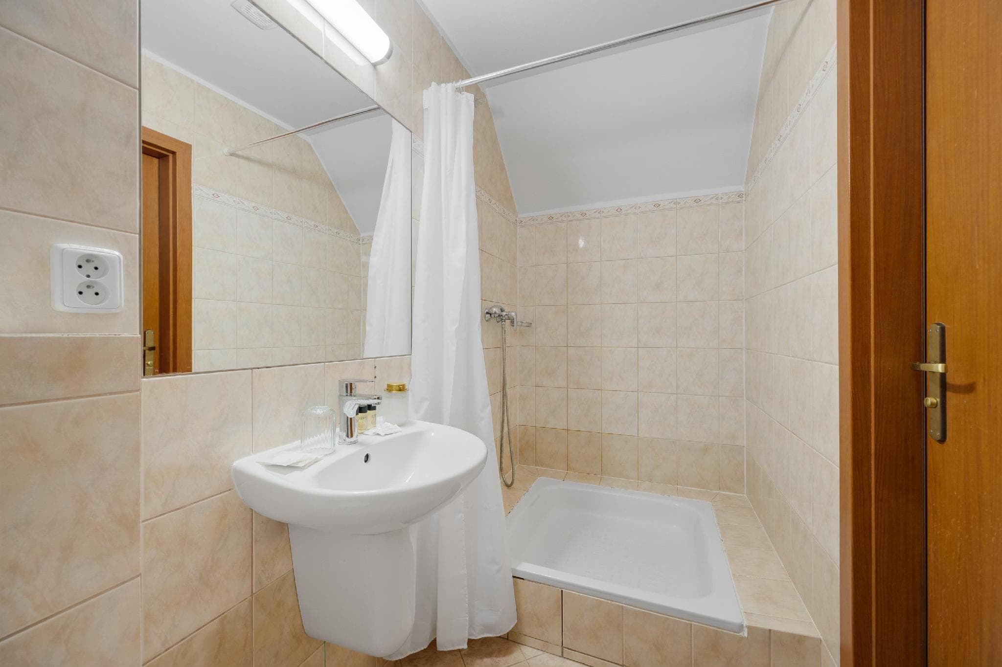 Reverie Hotel photo 2
