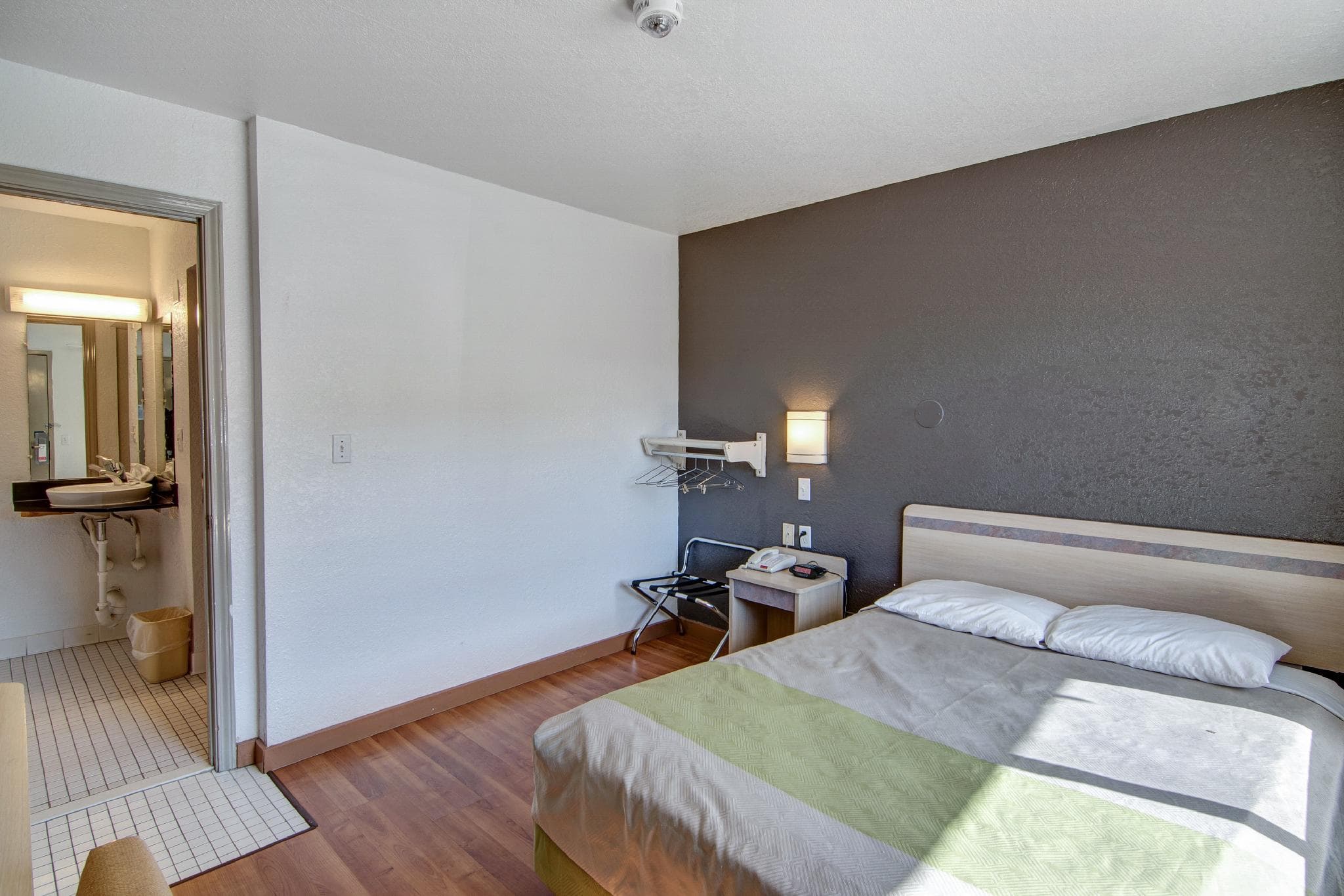 Studio 6  Grand Prairie, TX photo 4