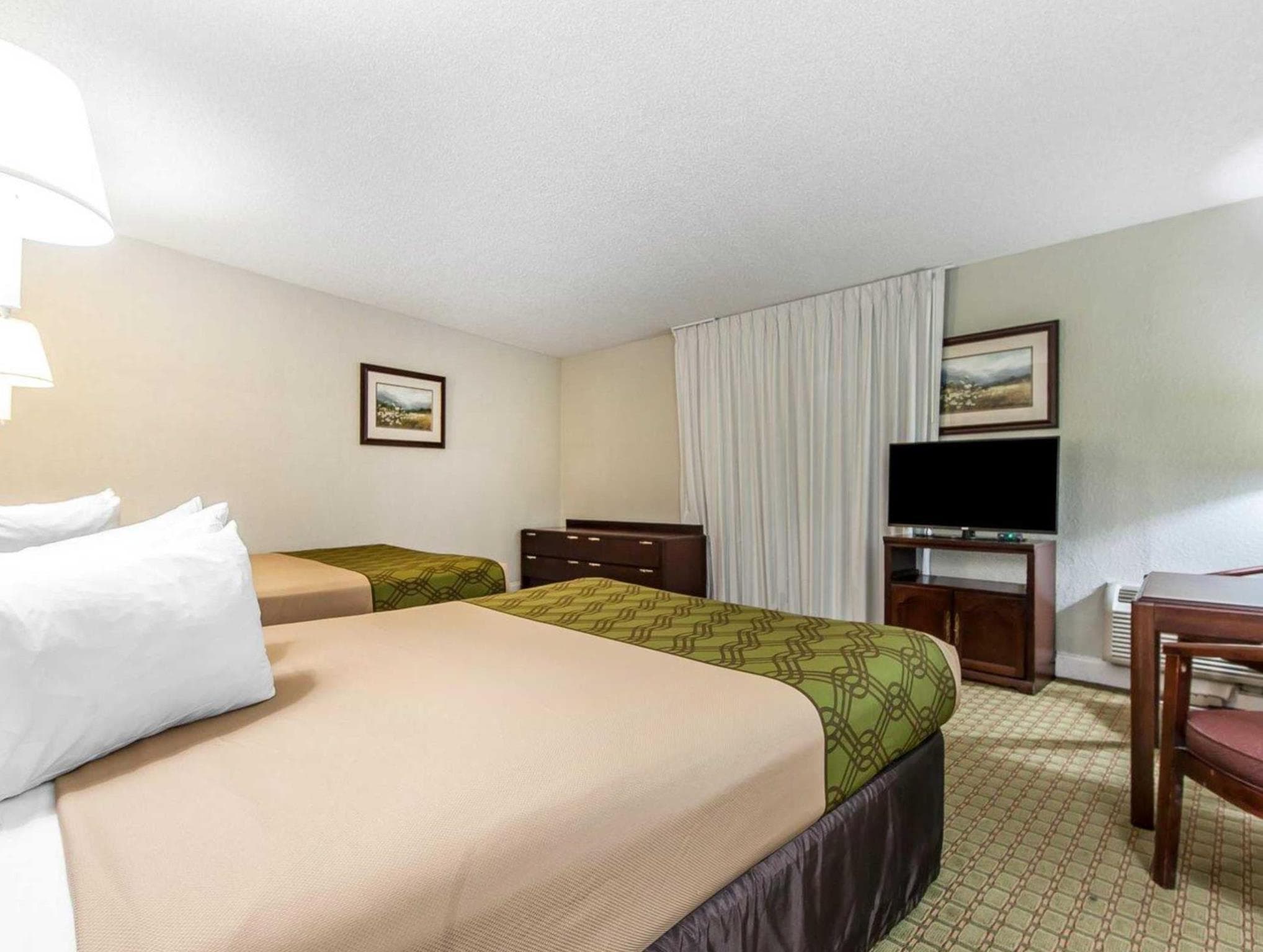 Econo Lodge Inn & Suites on the River photo 3