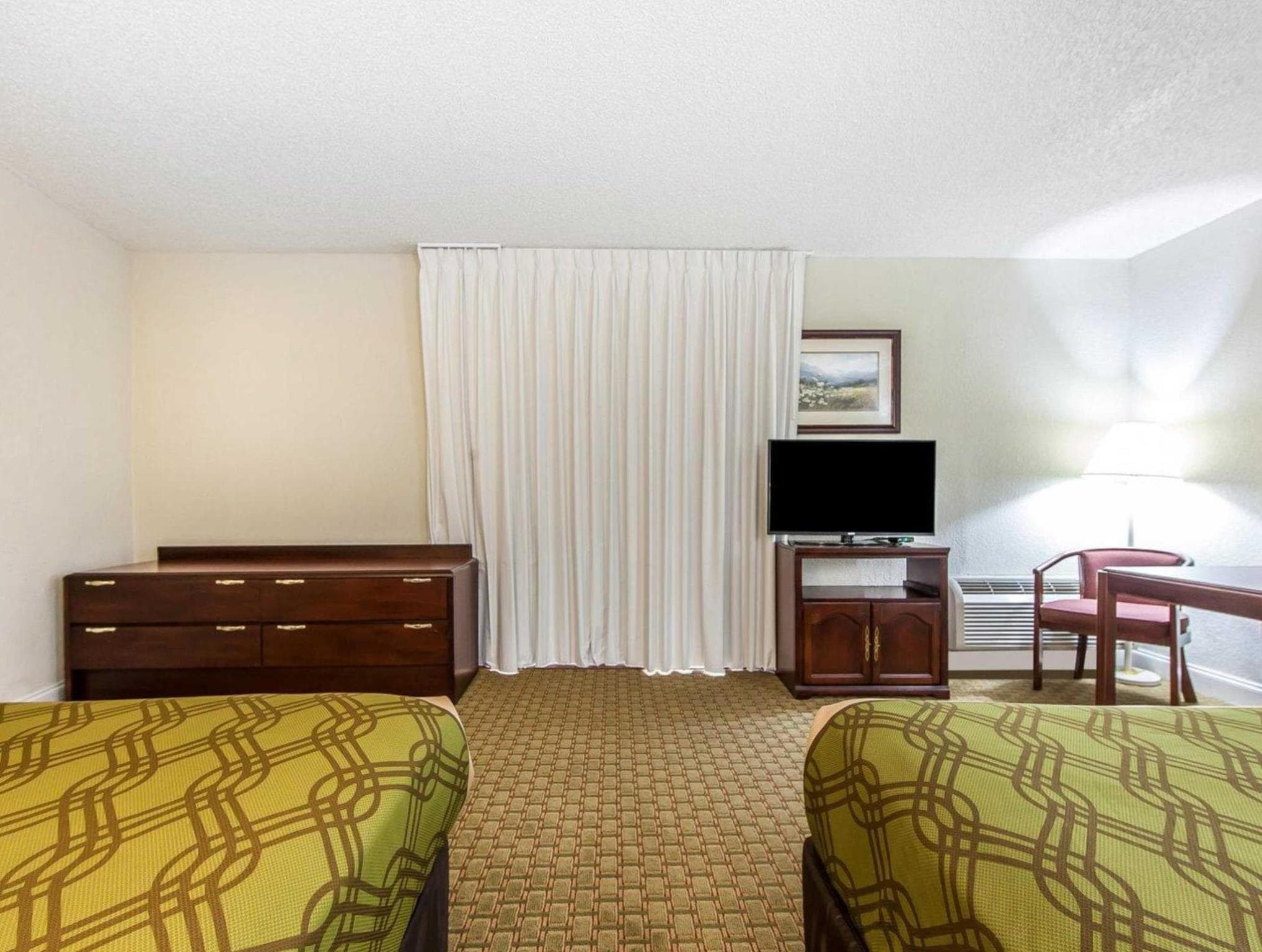 Econo Lodge Inn & Suites on the River photo 4