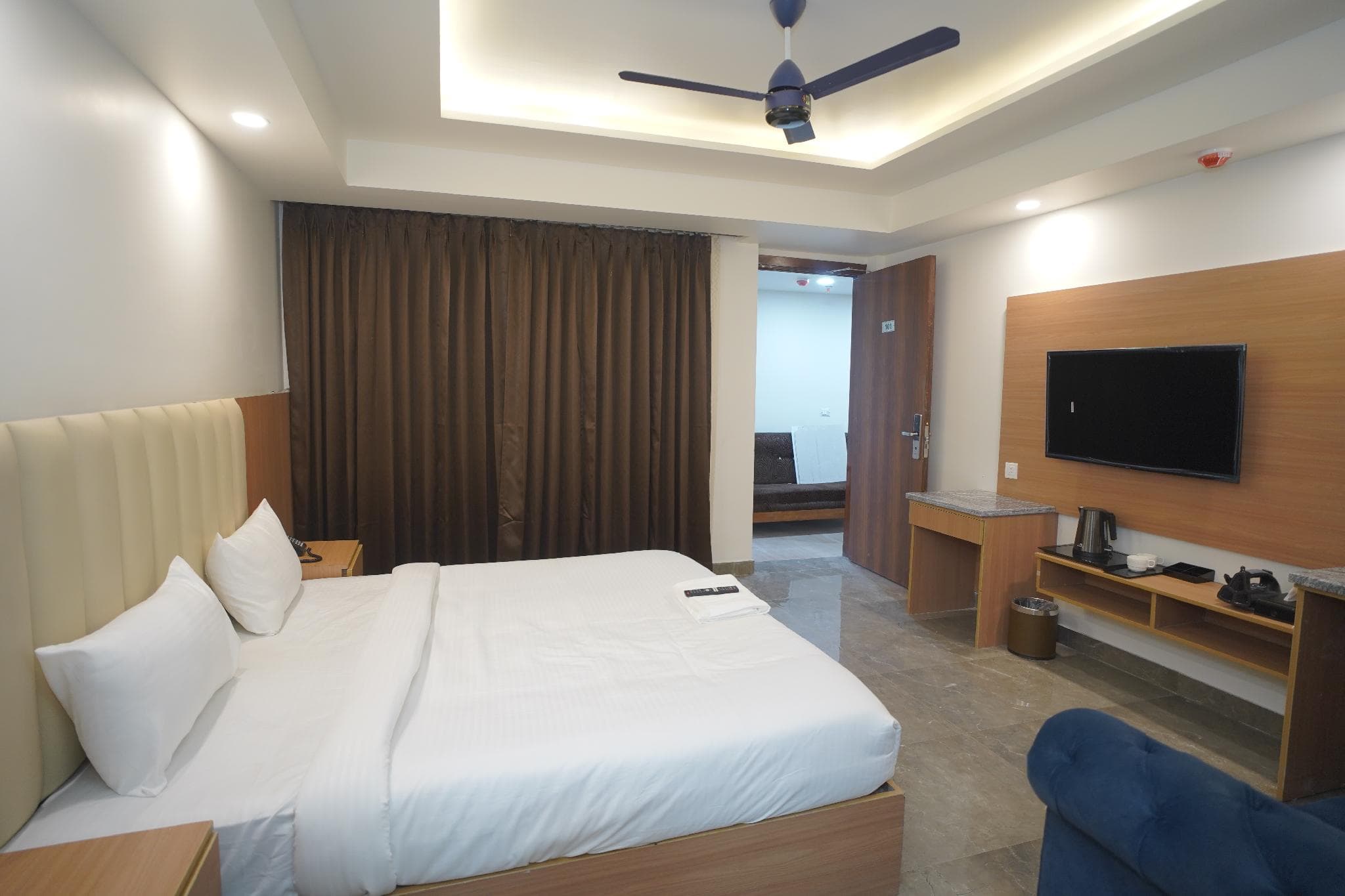 Royal Raven Hotel & Banquet - Greater Noida Nearby India Expo Centre & Mart photo 3