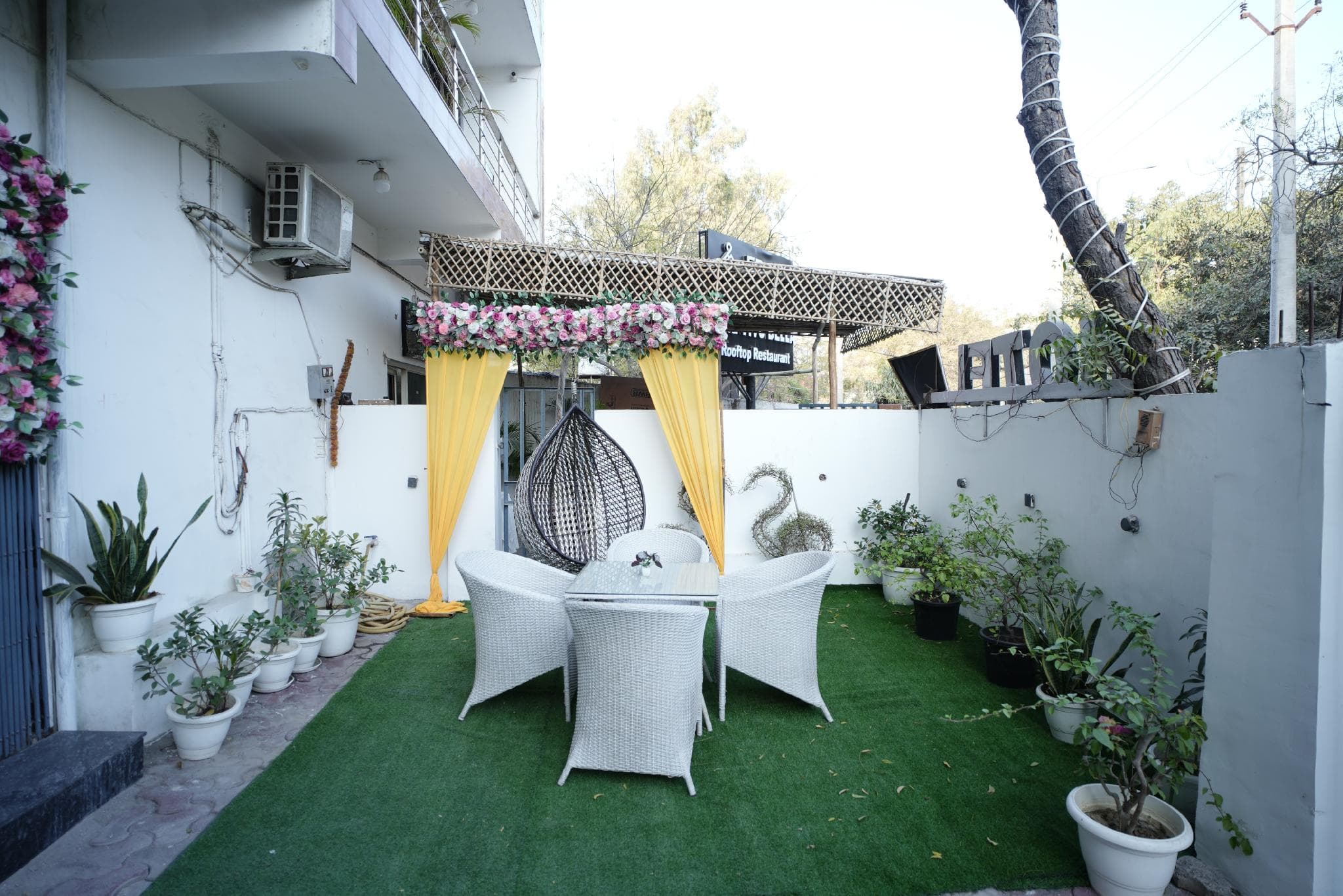 Frolic Hotel Near Sec 52 Noida Metro Station photo 5