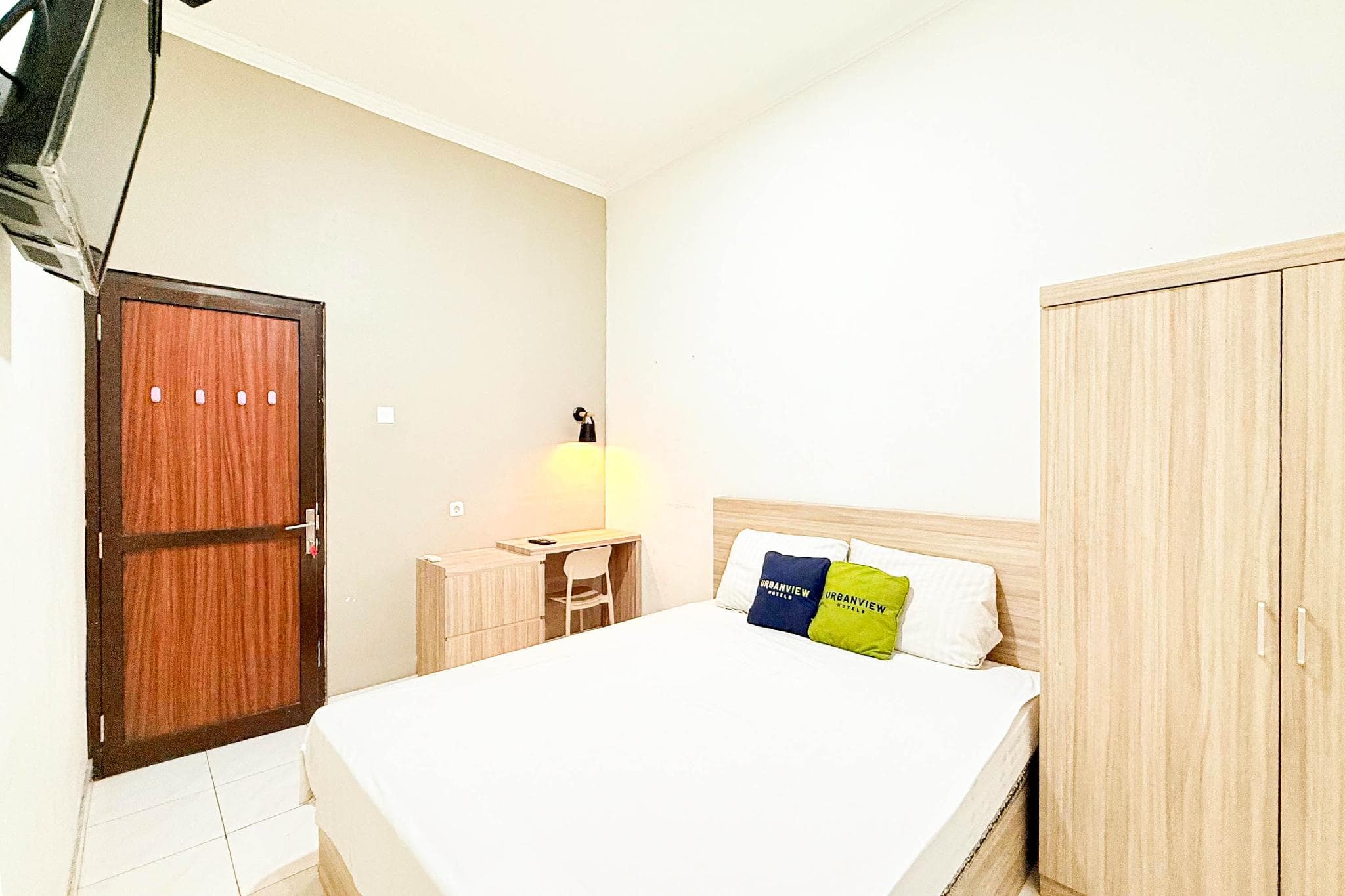 Urbanview Hotel Ultima Logam Bandung