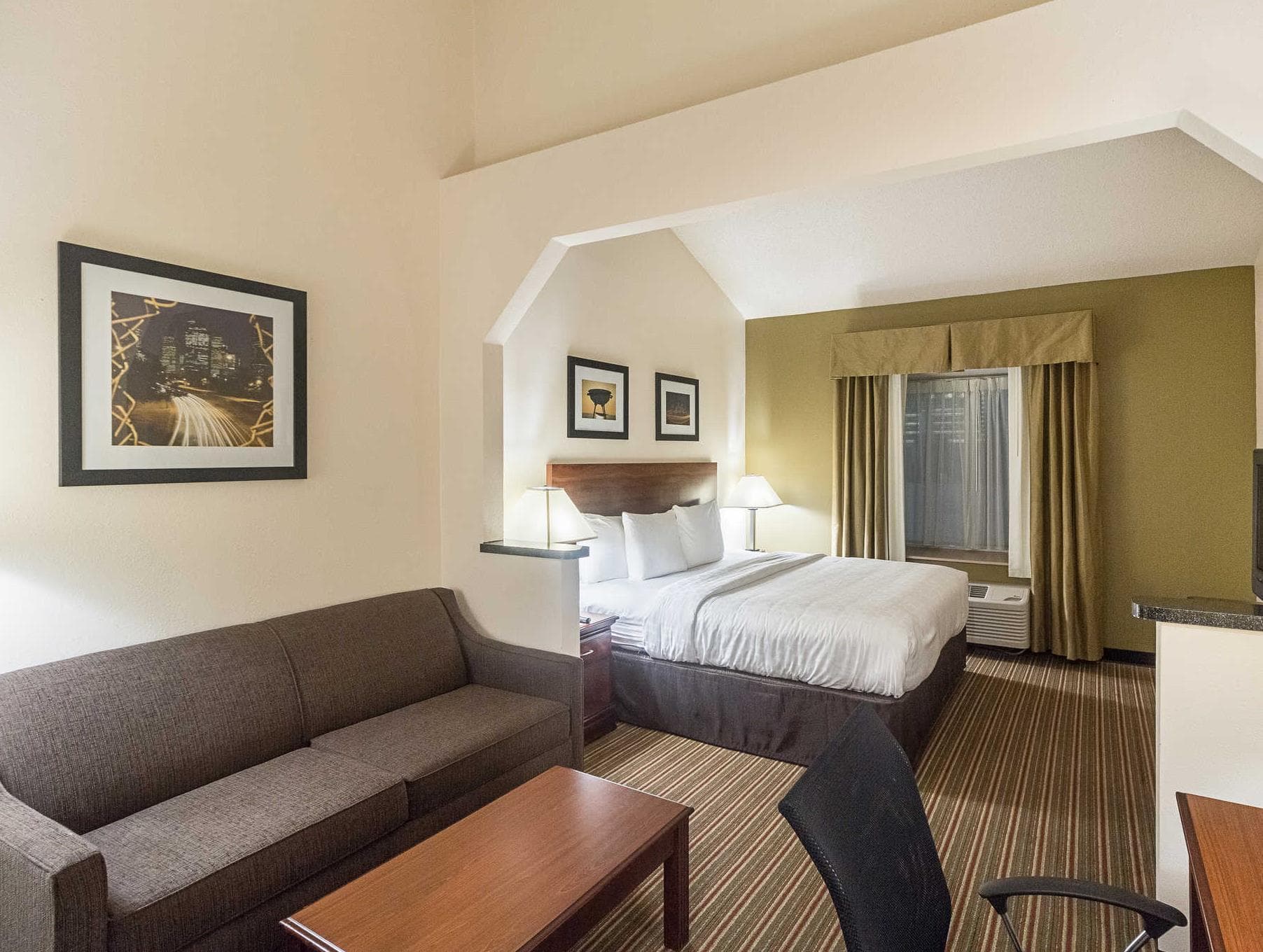 Quality Inn & Suites West Chase photo 2