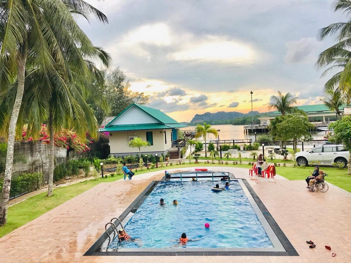 The Coco Grand Chalet Pakbara